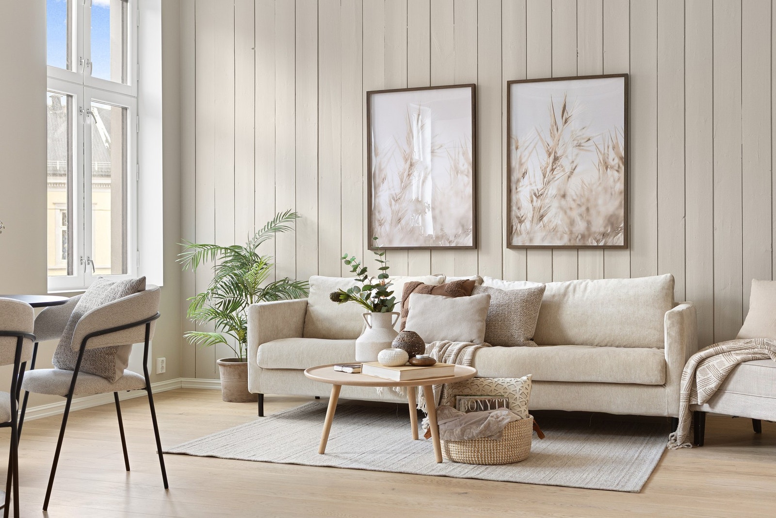 Velkommen til en sjelden flott nyrenovert klassisk 4-roms leilighet med balkong. Galleribilde
