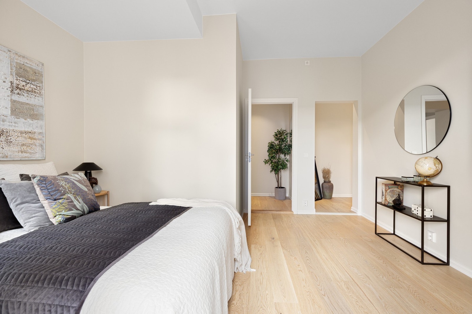 Her ser man inngangen til walk-in-garderobe Galleribilde
