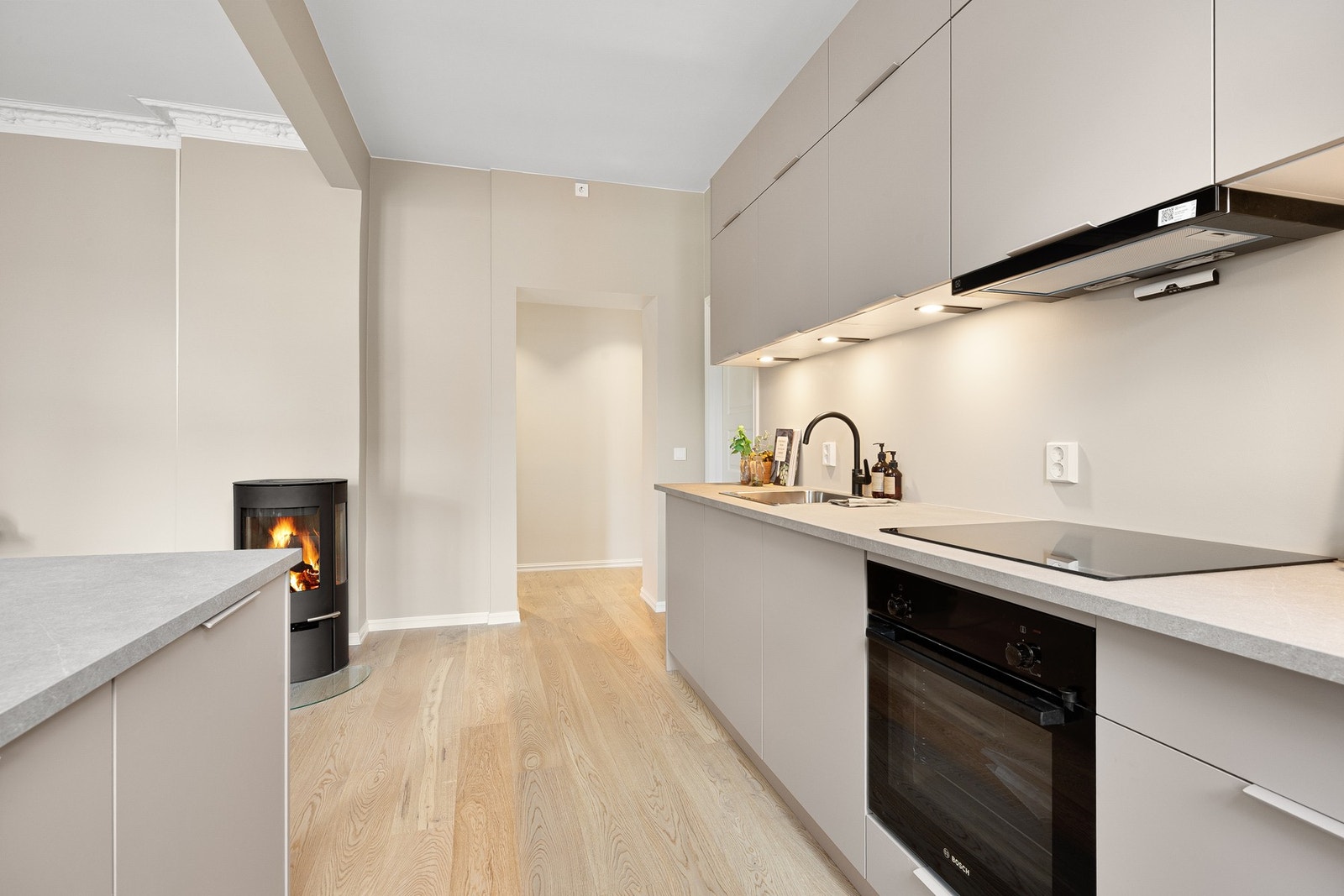 Kjøkkenet er utformet med fokus på både funksjonalitet og design, og blir et naturlig samlingspunkt i boligen. Galleribilde