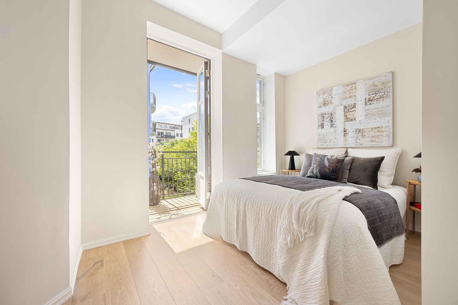 Romslig hovedsoverom vendt mot rolig bakgård med egen walk-in-garderobe og utgang til balkong. Galleribilde