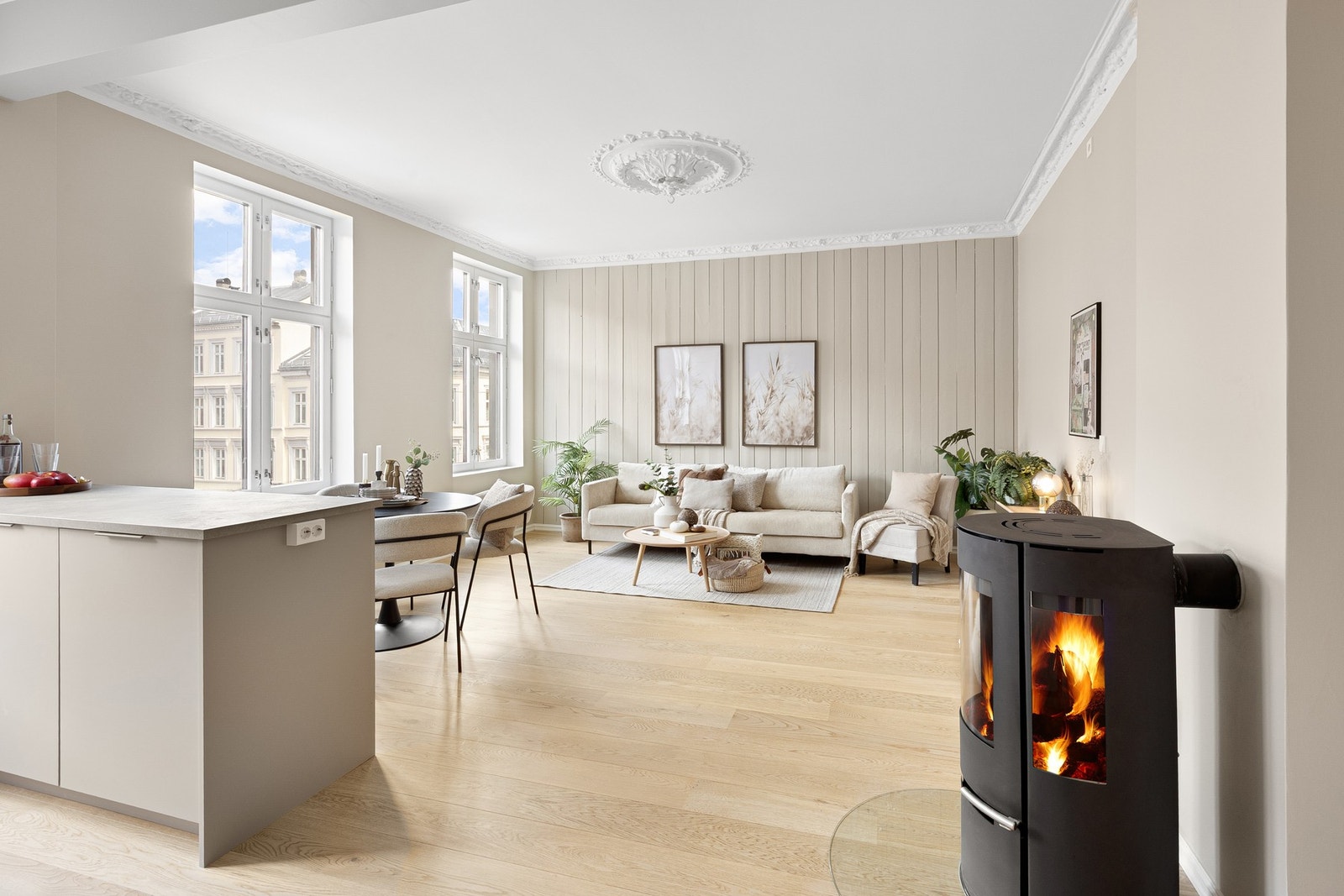 Stuen kombinerer klassisk bygårdssjarm med moderne materialvalg og gjennomført høy standard. Galleribilde