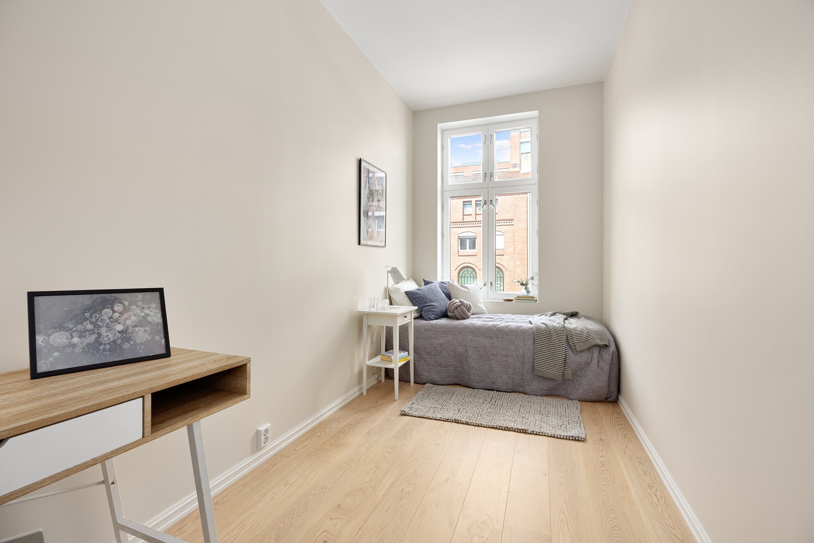 Soverom 3 med god plass til seng og kontorplass. Galleribilde
