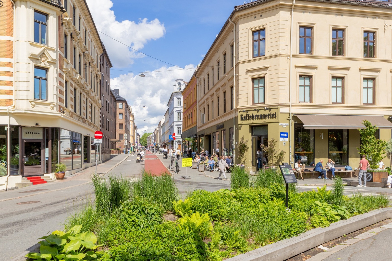 Nærområdet byr på et yrende uteliv. Søndre gate er oppgradert med uteserveringer. Galleribilde