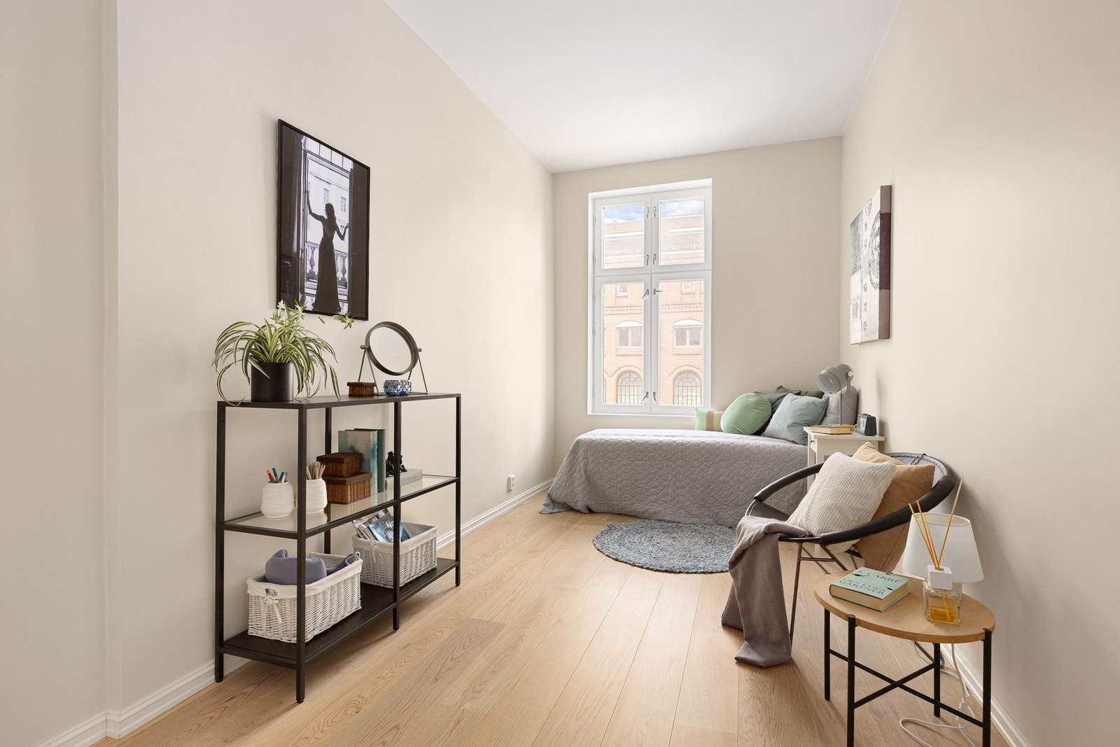 Soverom 2 med god plass til seng og kontorplass. Galleribilde