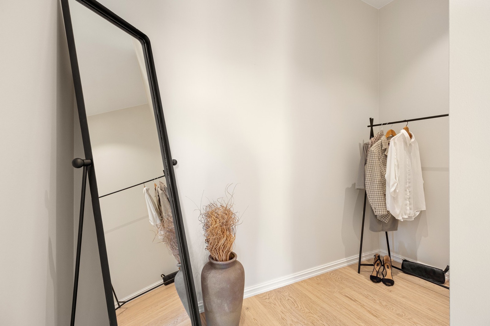 Walk-in-garderobe med god lagringsplass, Galleribilde
