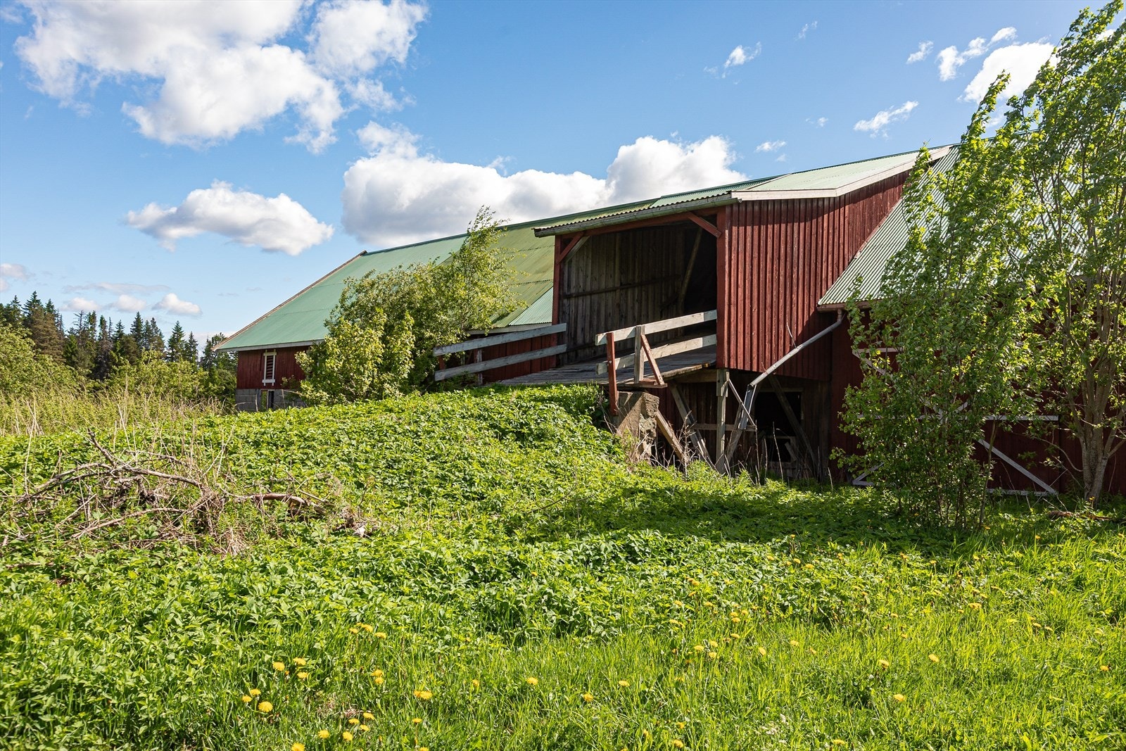 På baksiden av låven er det låvebru. Galleribilde