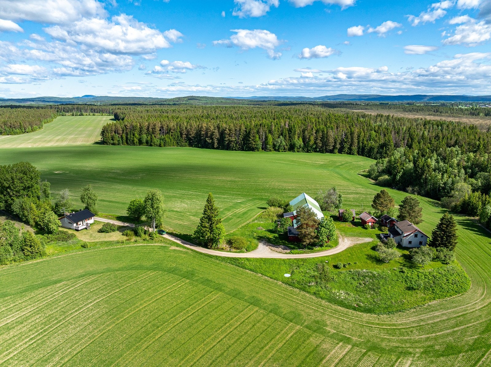 Eiendommen har en kårbolig som er registrert på Ellingsdalsvegen 43. Galleribilde