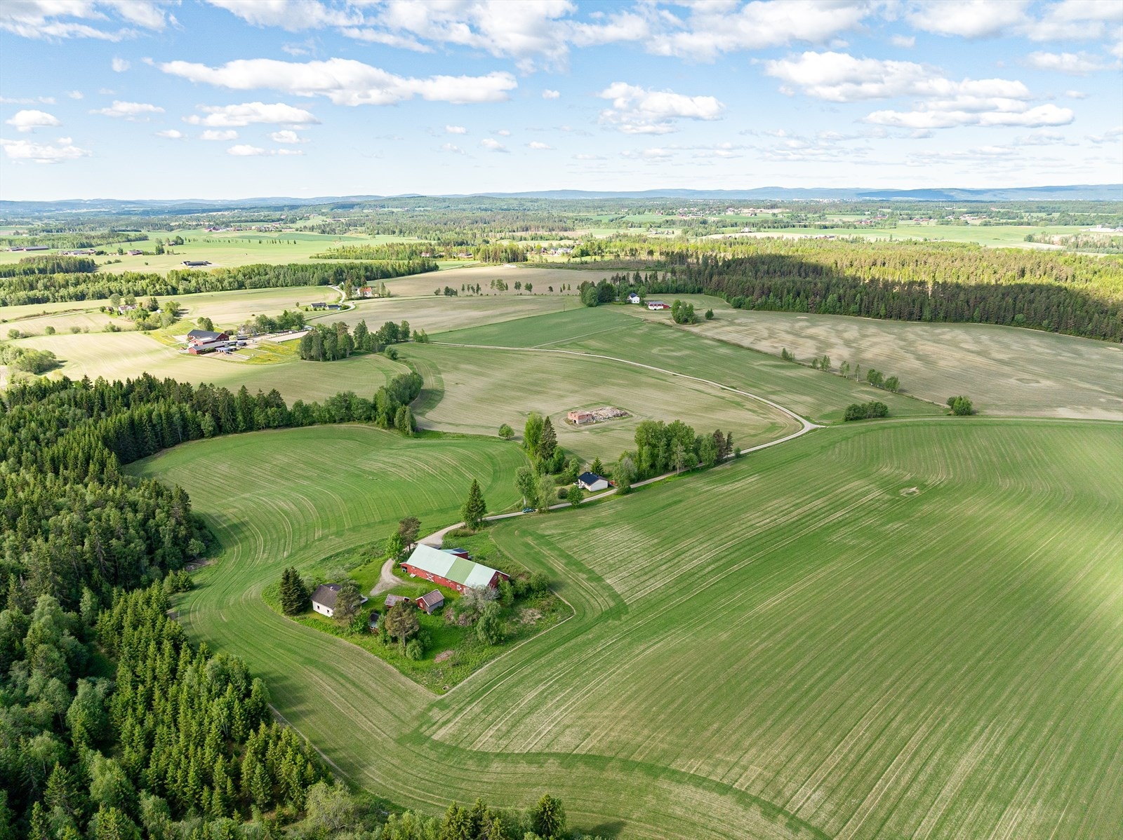 Eiendommen er på 123,5 mål og ligger ca 1 mil fra Jessheim sentrum. Galleribilde