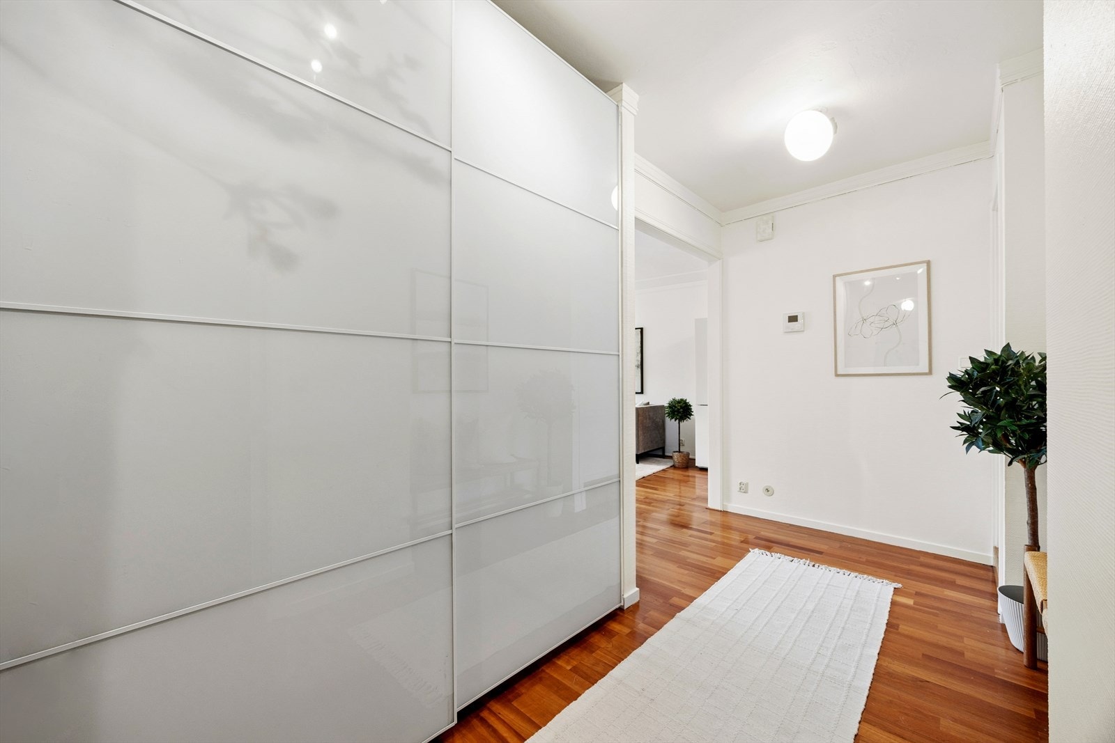 Entréen gir en god første velkomst med heldekkende skyvedørsgarderobe og eikeparkett. Herfra er det direkte adgang til stuen og badet - leiligheten åpner seg foran deg. Galleribilde