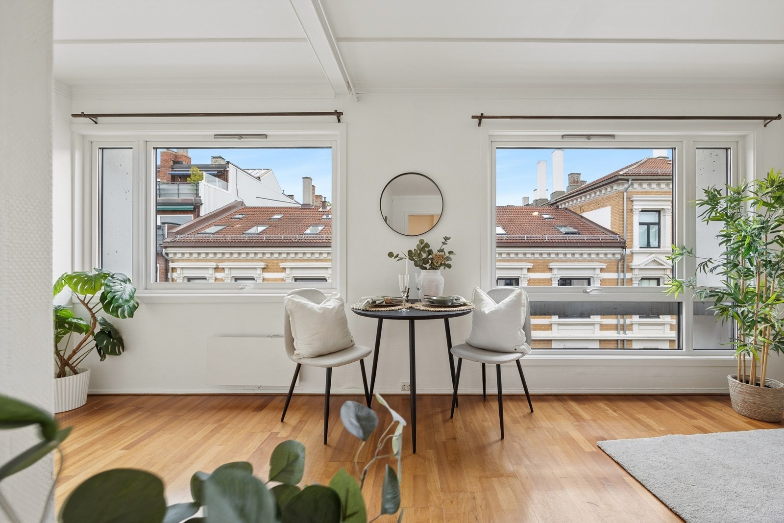 Spisekroken ved vinduet er det perfekte stedet for en morgenkaffe med utsikt over nabolaget. To stoler og et rundt bord gir akkurat nok plass til å spise godt, uten å ta unødvendig mye gulvplass. Galleribilde