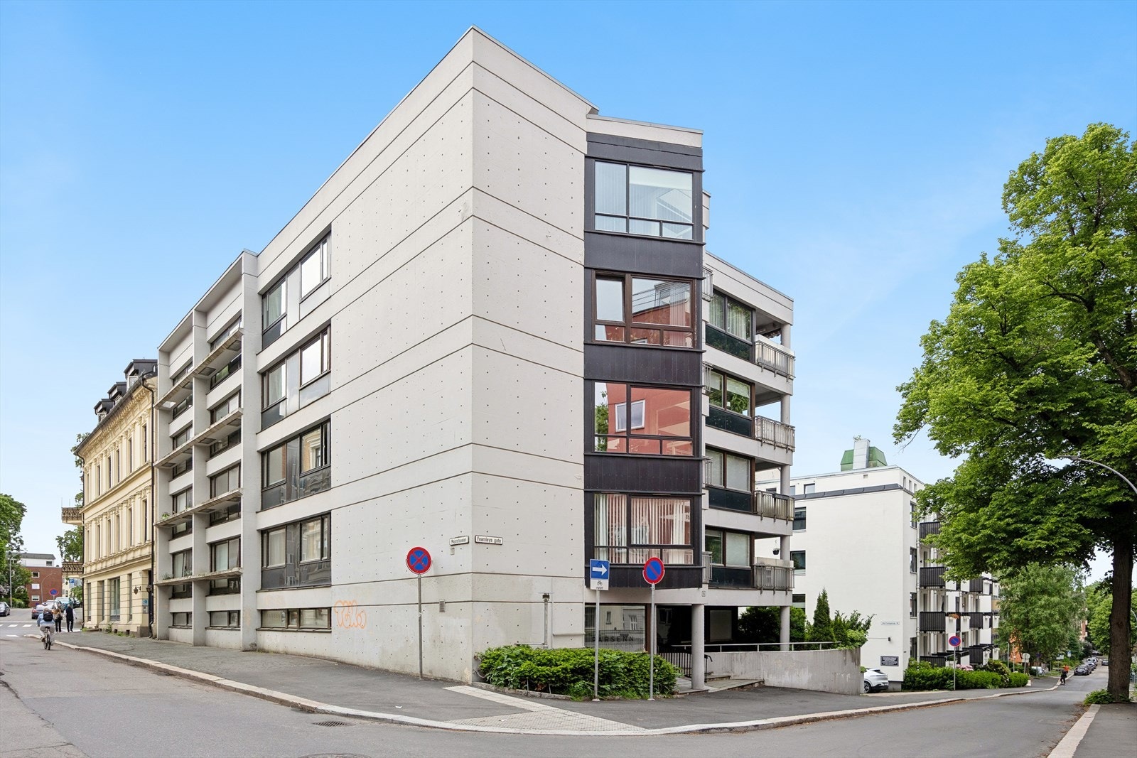 Majorstuveien 16, en nyere bygård, midt i smørøyet - Oslo vest. Galleribilde