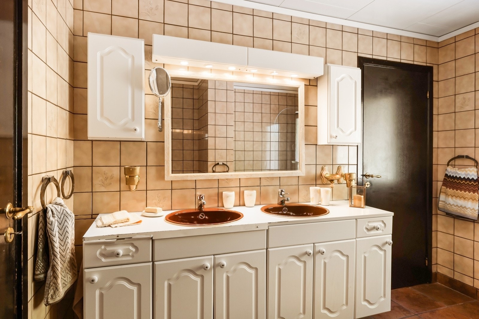 - Badet i hovedetasjen er meget romslig og måler ca. 6,9 m² - Galleribilde