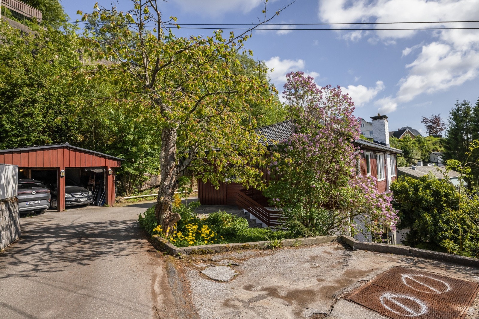 - Det er plass til parkering både på tomten, og du eier en halvpart av dobbelgarasje - Galleribilde