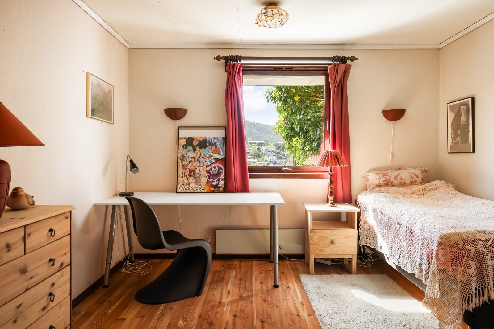 - Romslig soverom, med god plass til å innrede med både seng, garderobeløsning og skrivebord. Måler ca. 12,3 m² - Galleribilde