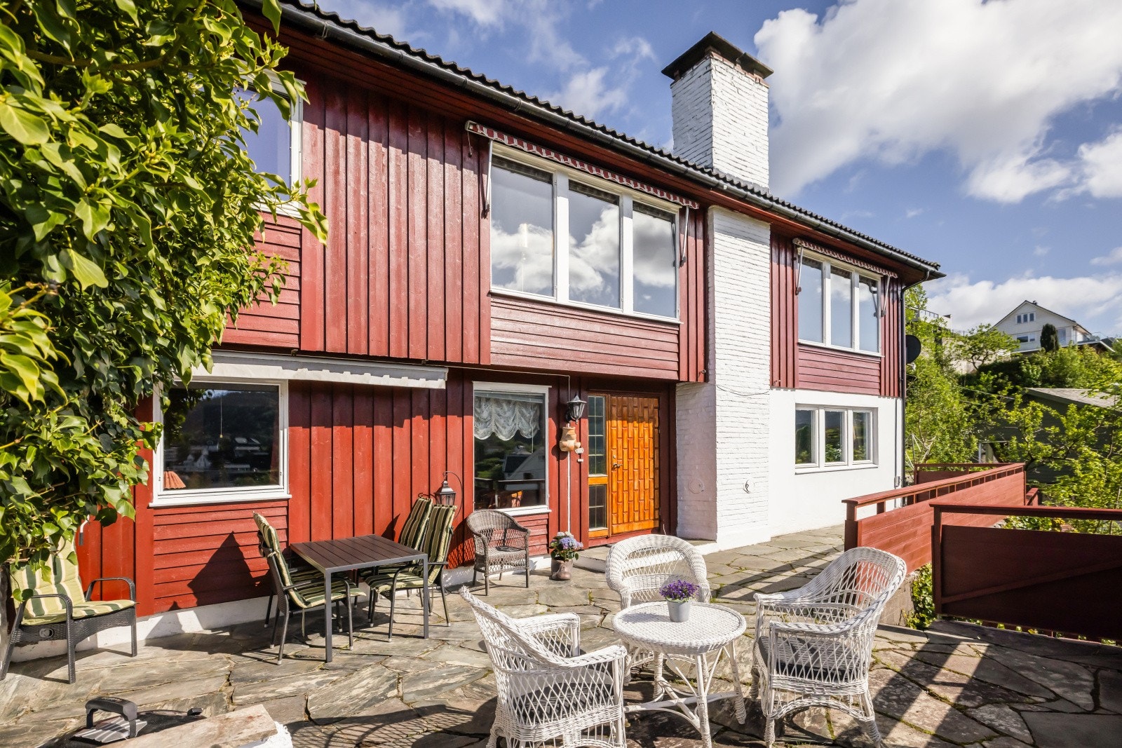 - Boligen ligger vestvendt i et nabolag på Laksevåg som gjør at du har meget gode solforhold og utsikt mot Lyderhorn og byfjorden - Galleribilde