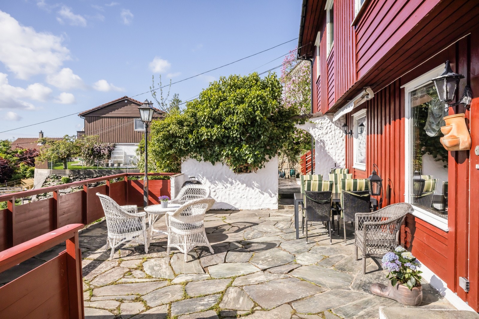 - Her har du også flotte uteplasser slik at du kan nyte solfylte dager - Galleribilde