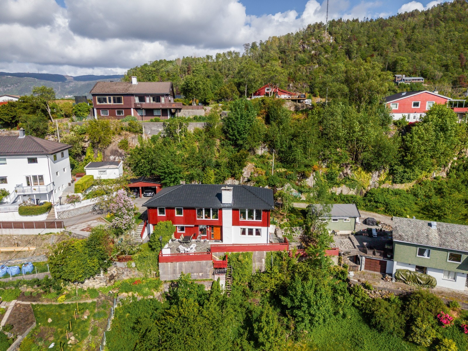- Uteplassen er hellelagt og delvis flislagt, og er samlet ca. 77 m² - Galleribilde