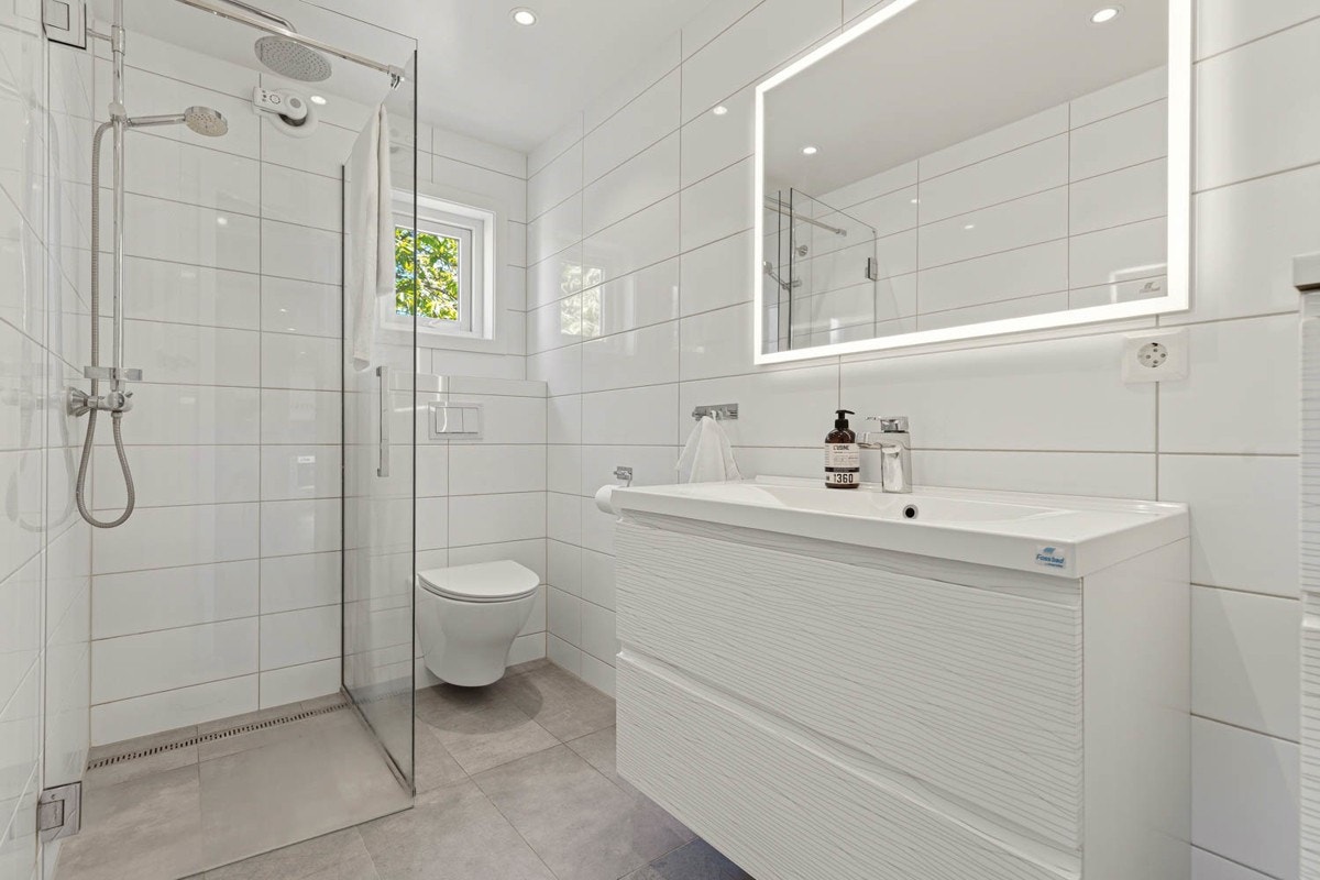 Pent renovert (av Bademiljø i 2016) bad i 1 etg. Galleribilde