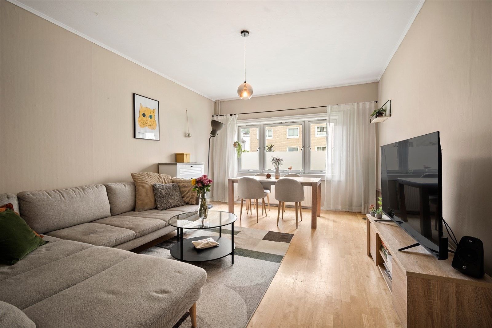 Store vindusflater gir rikelig med dagslys! Galleribilde