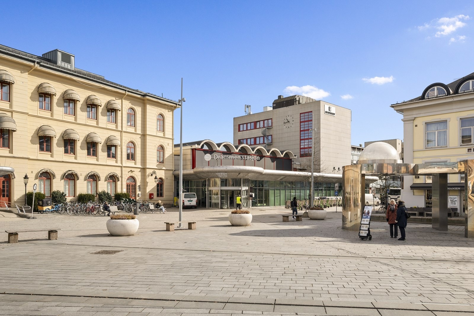 Drammen Stasjon ligger kun 5 min gange fra leiligheten, hvilket gjør den ideell for pendlere! Galleribilde