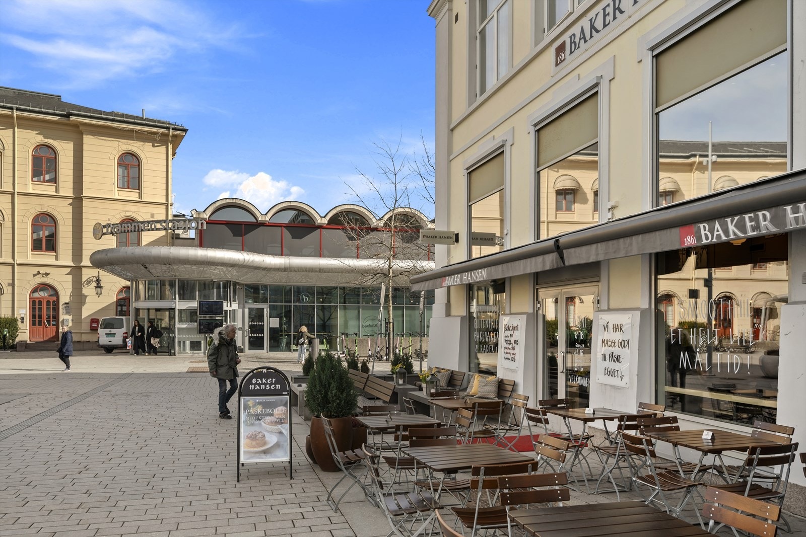 Hyggelige serveringssteder ligger også i kort gangavstand. Galleribilde