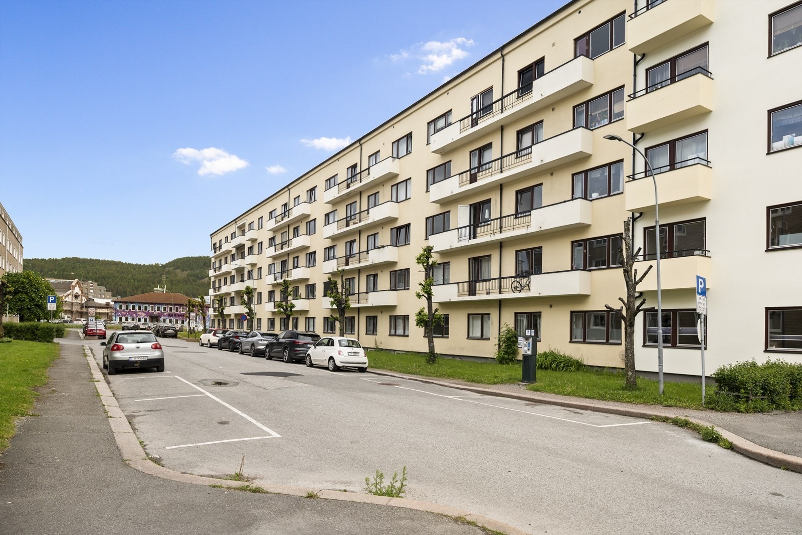 Sameiet disponerer 16 parkeringsplasser som leies ut, gateparkering finnes etter gjeldene bestemmelser. Galleribilde