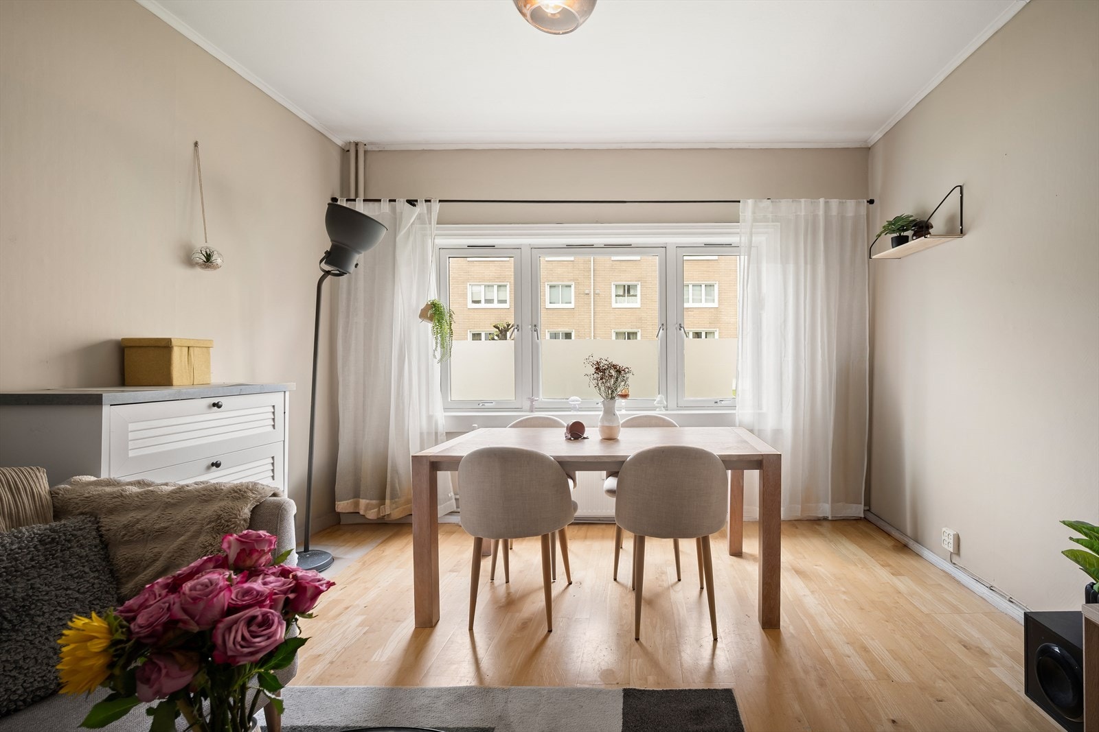 Med god plass rundt spisebordet er dette et naturlig samlingspunkt for hyggelige måltider Galleribilde
