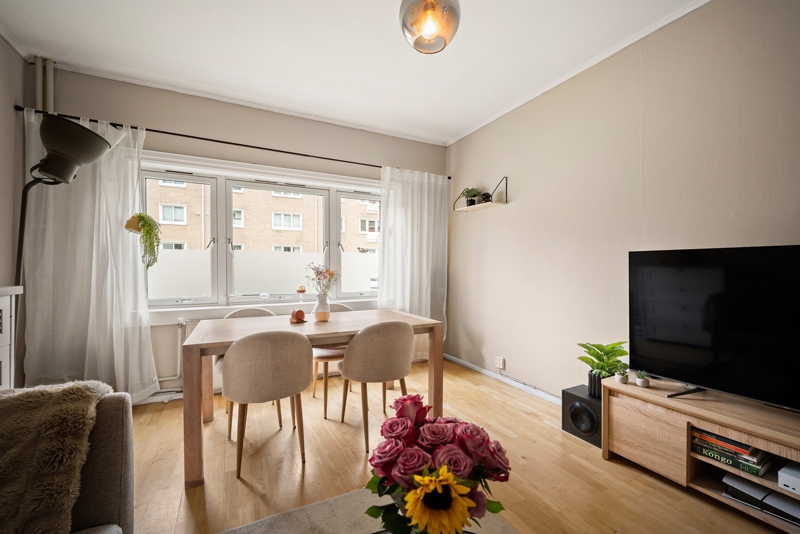 Stuen gir rom for både sofakrok og en trivelig spisestue! Galleribilde
