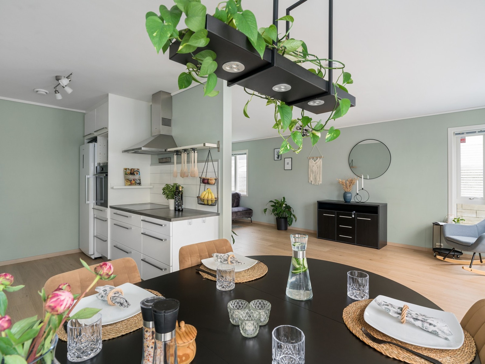 Den åpne løsningen mot spiseområdet skaper en sosial atmosfære, perfekt for både til hverdags og når du har gjester. Galleribilde