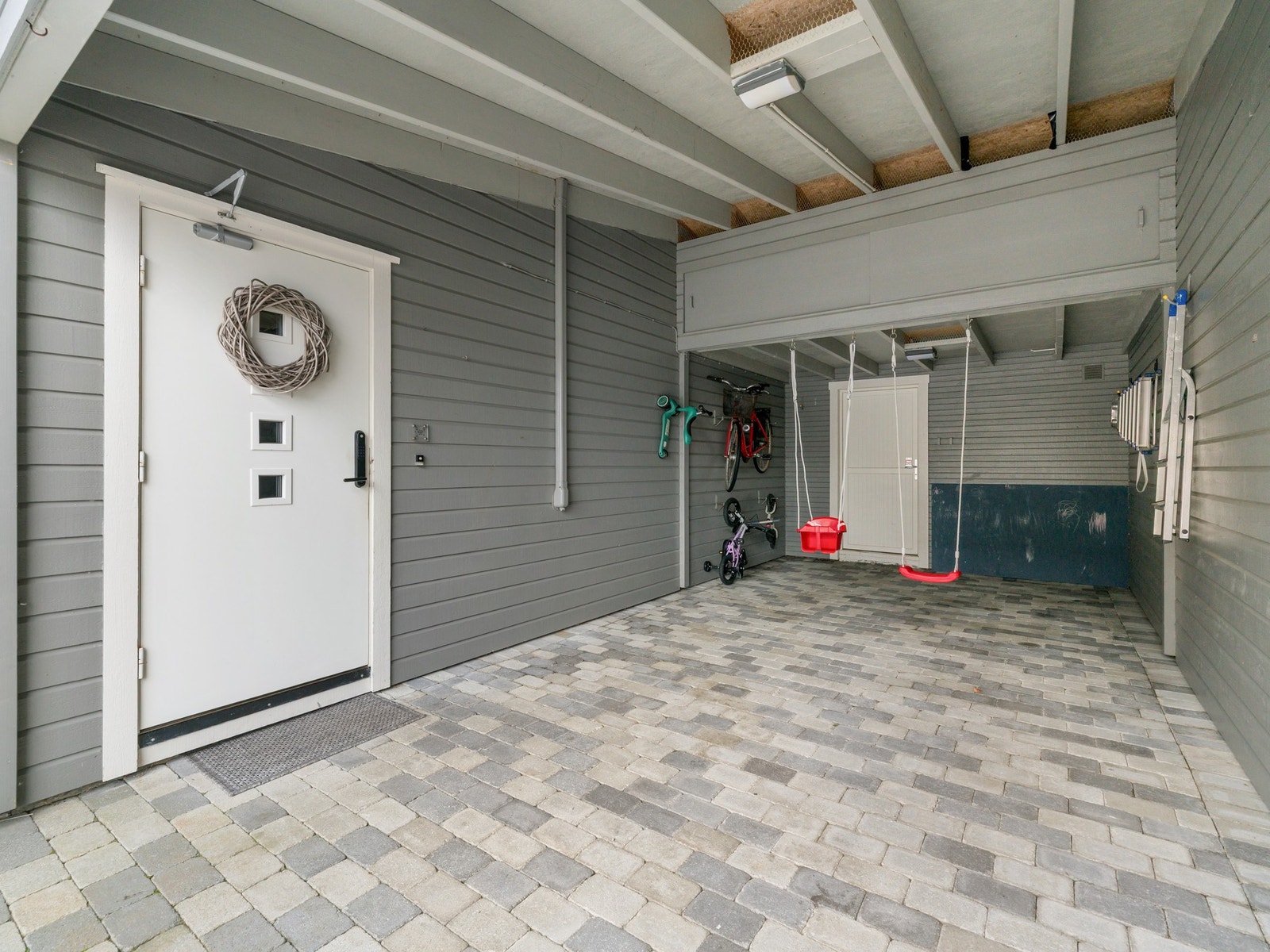 Boligen har parkering i carport. Galleribilde