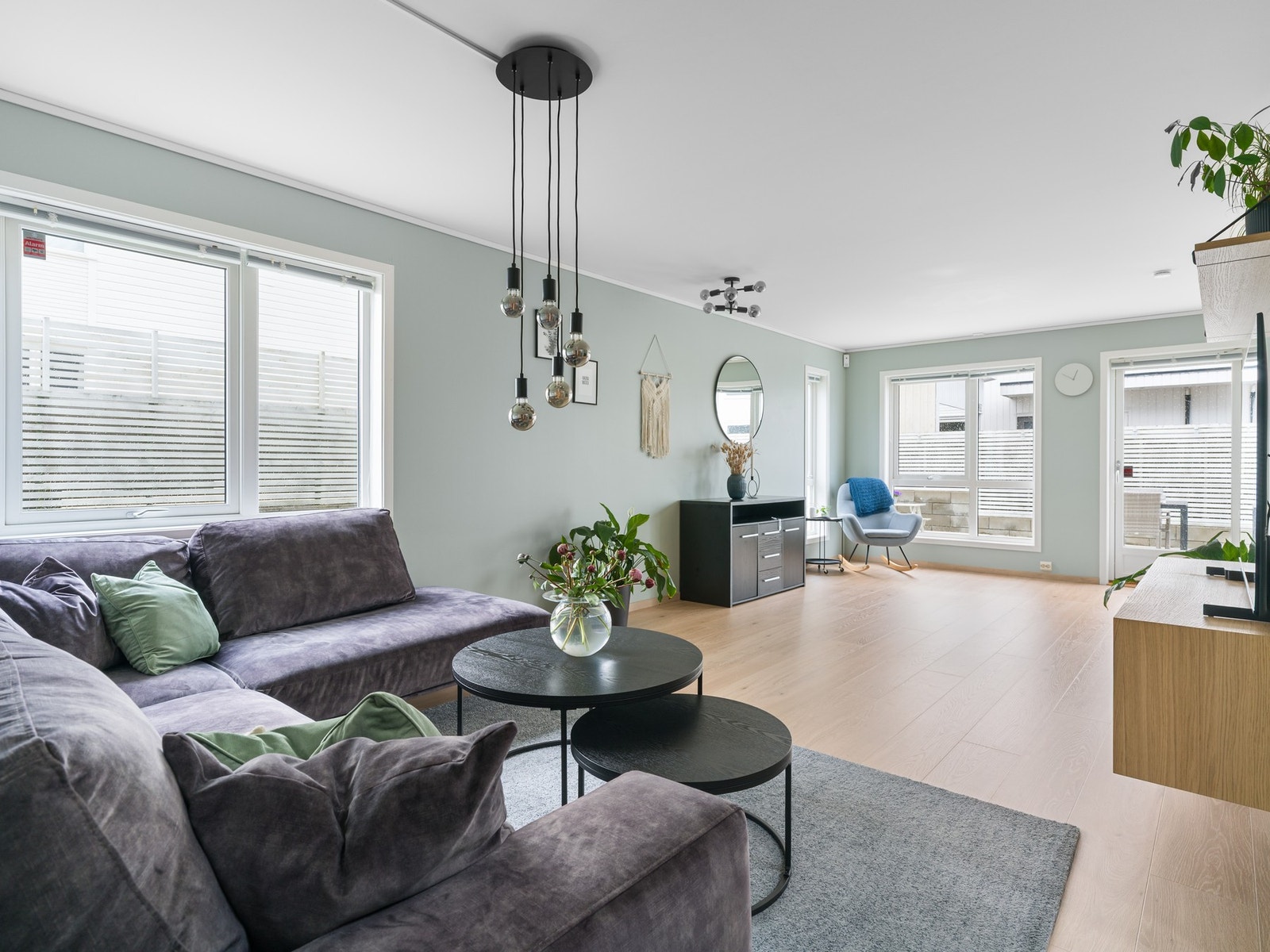 Store vindusflater som slipper inn rikelig med naturlig lys. Galleribilde