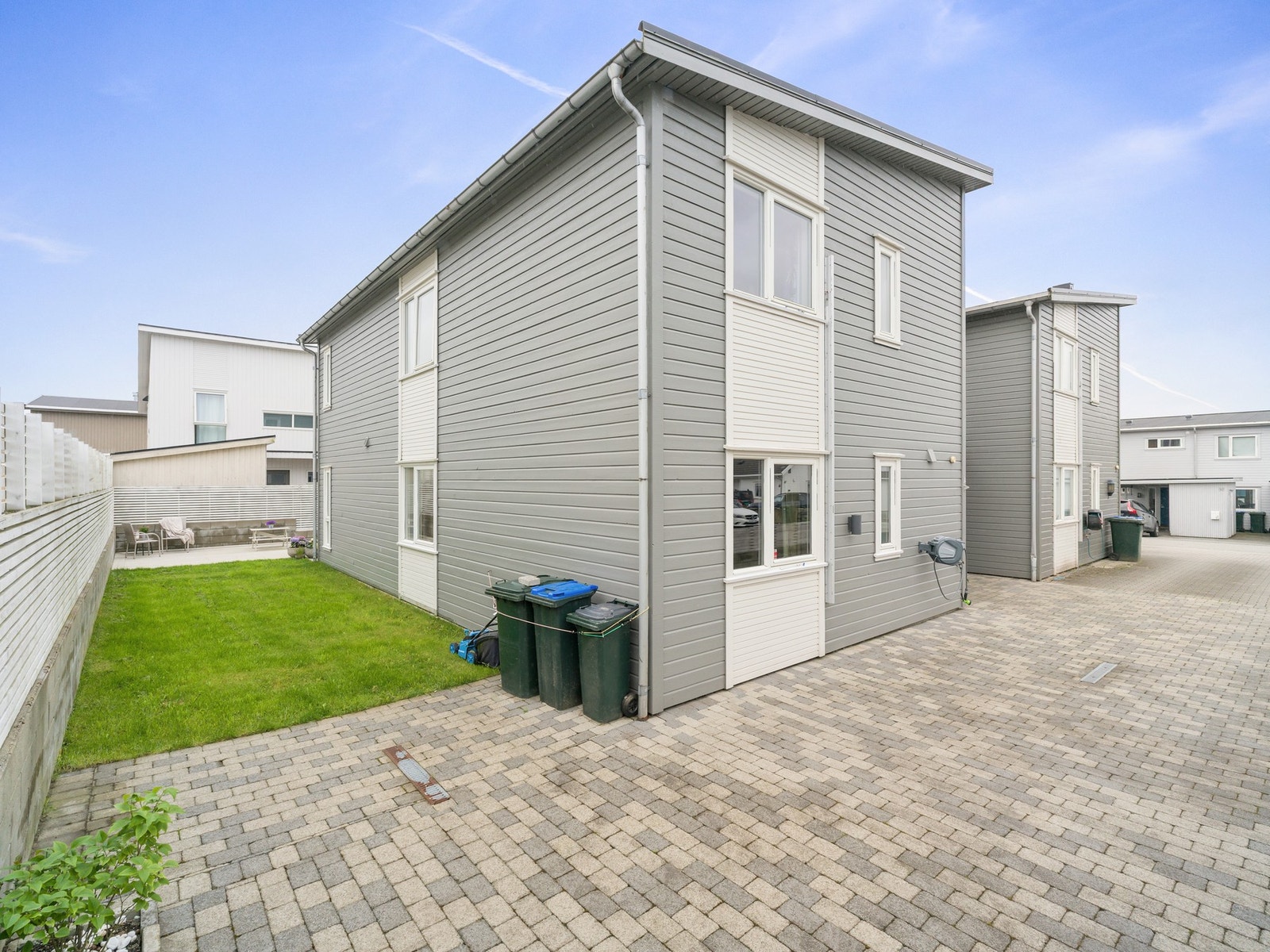Uteområdet er pent opparbeidet med romslig gårdsrom med belegningsstein, terrasse og plen. Galleribilde