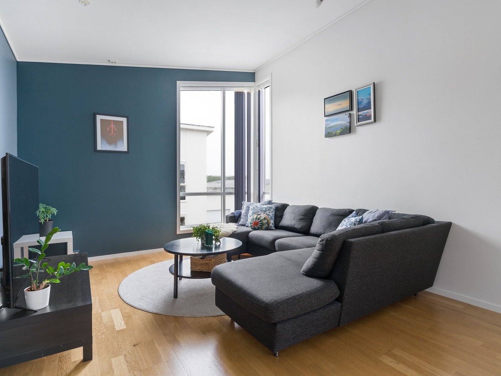 Her er det god plass til sofagruppe og tv-seksjon. Galleribilde