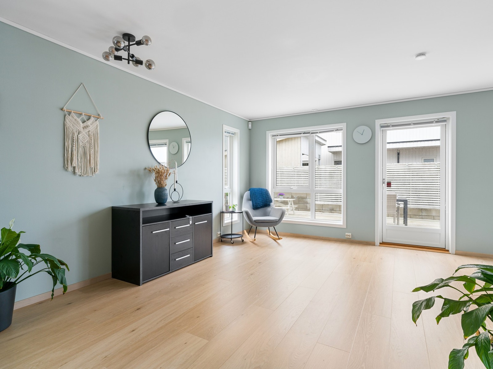 Fra stuen har man utgang til boligens uteområde. Galleribilde