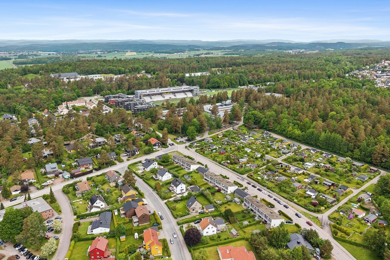 Fra boligen er det kort vei til skole, idrett, barnehage og ikke minst flotte tur og rekreasjonsmuligheter Galleribilde