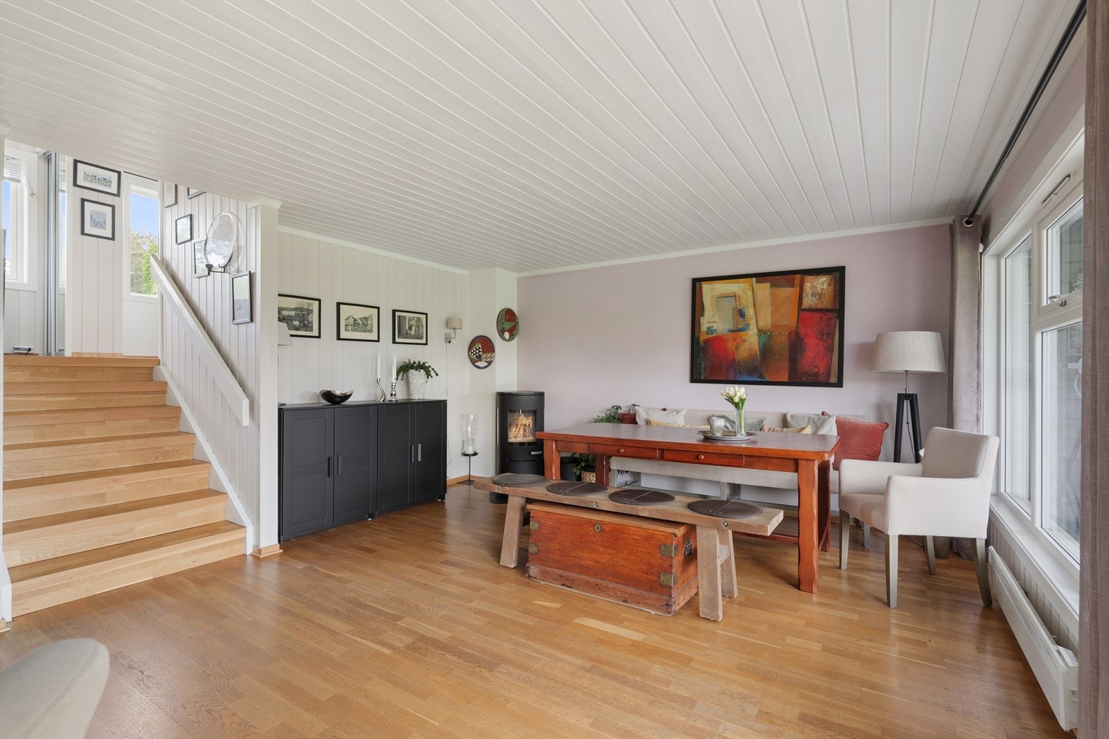 Stuen er lys og har utgang til solrik hage og delvis overbygd markterrasse med markise. Her forlenges stuen i sommerhalvåret Galleribilde