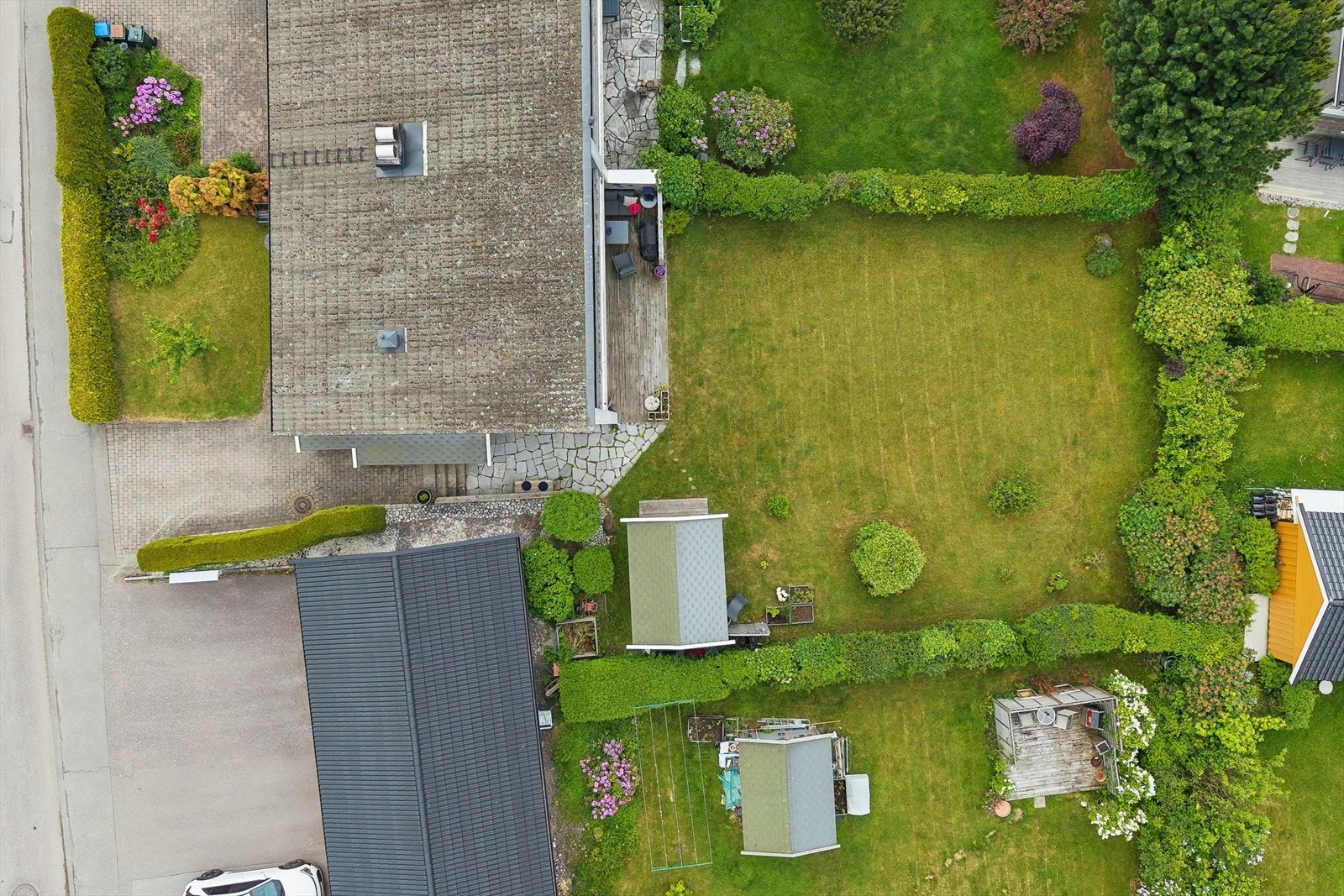 Eiendommen har hjørnet og selvom uteområde er fellesareal i borettslaget er det delt opp og man holder sin egen del Galleribilde