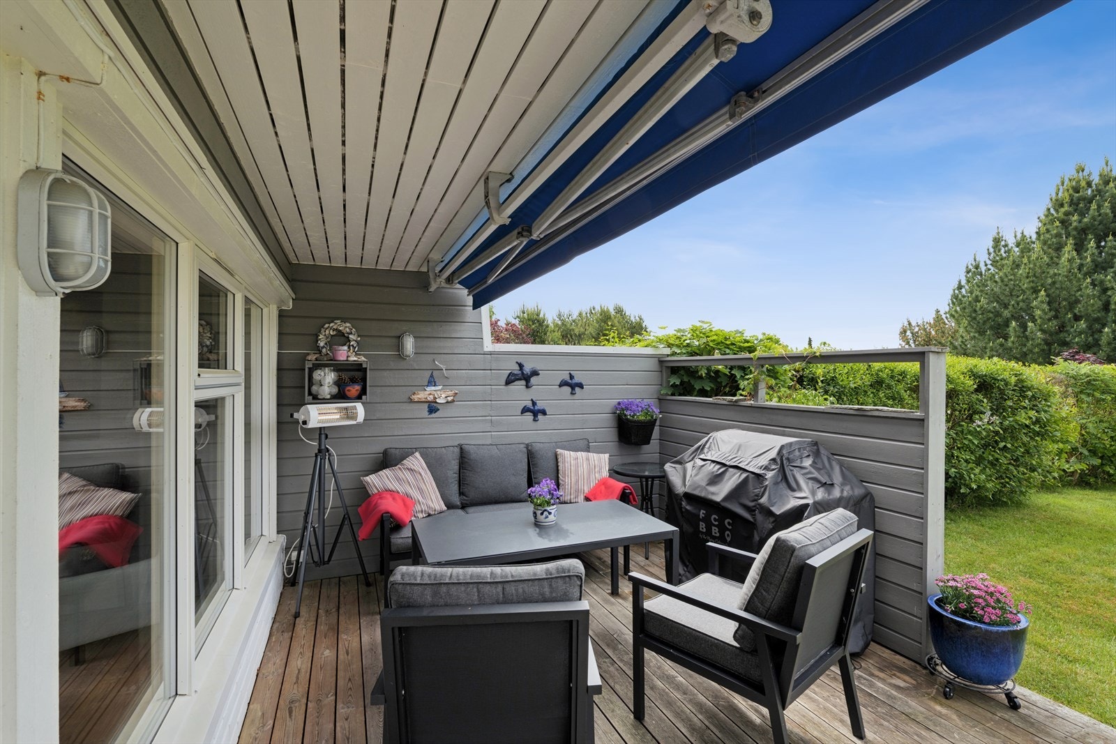 Delvis overbygd markterrasse med markise Galleribilde