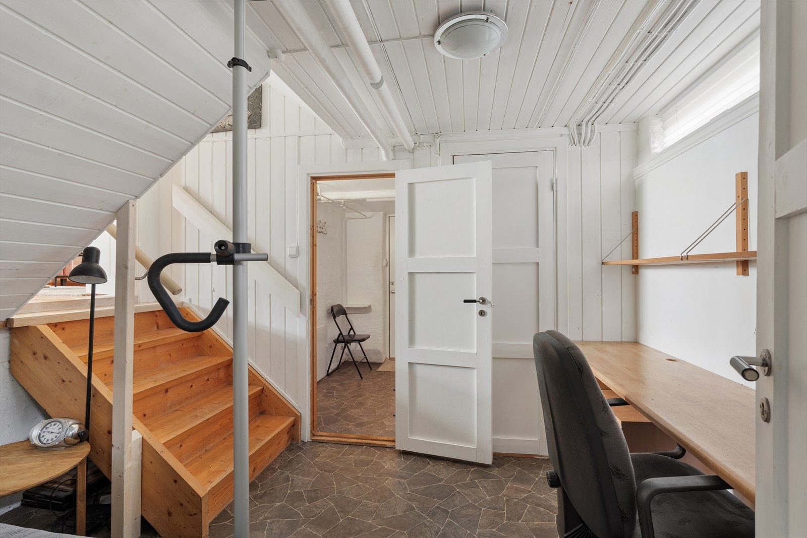 Underetasjen med muligheter for en liten ekstra tv-stue Galleribilde