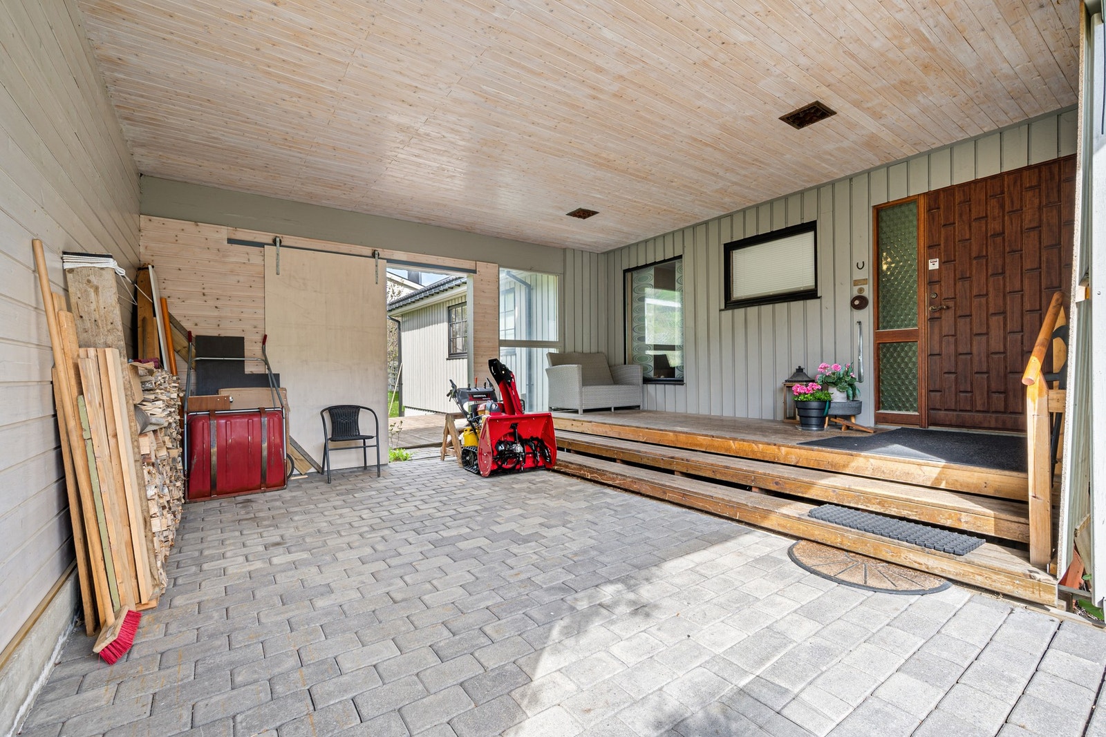Med både garasje og carport har du tørrskodd parkering til to biler (garasje deles og eies sammen med nabo) Galleribilde