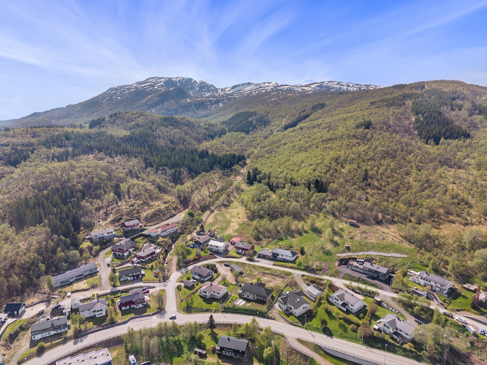Marka rett på baksiden med fine turstier som tar deg opp på fjellet og til fine turmål i nærheten som Landsåsmyra, Maistua, Hinnstein med mer Galleribilde