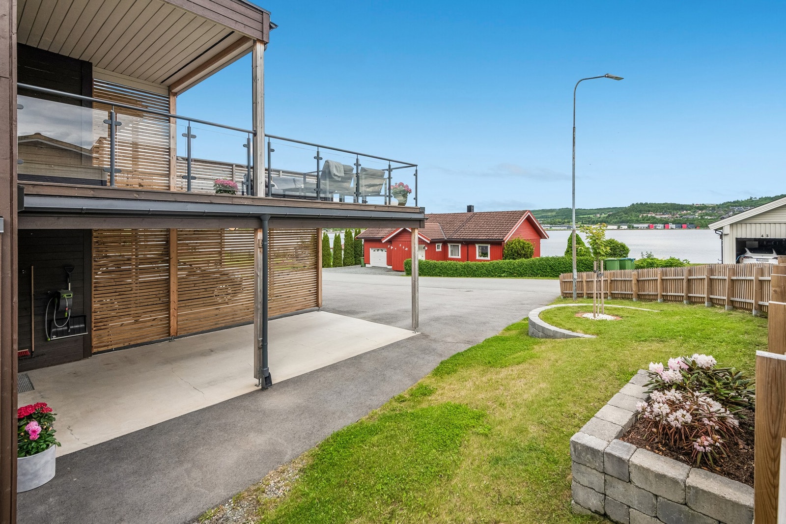 Lettstelt og pent opparbeidet eiendom med fin utsikt utover Eidsbotn. Galleribilde