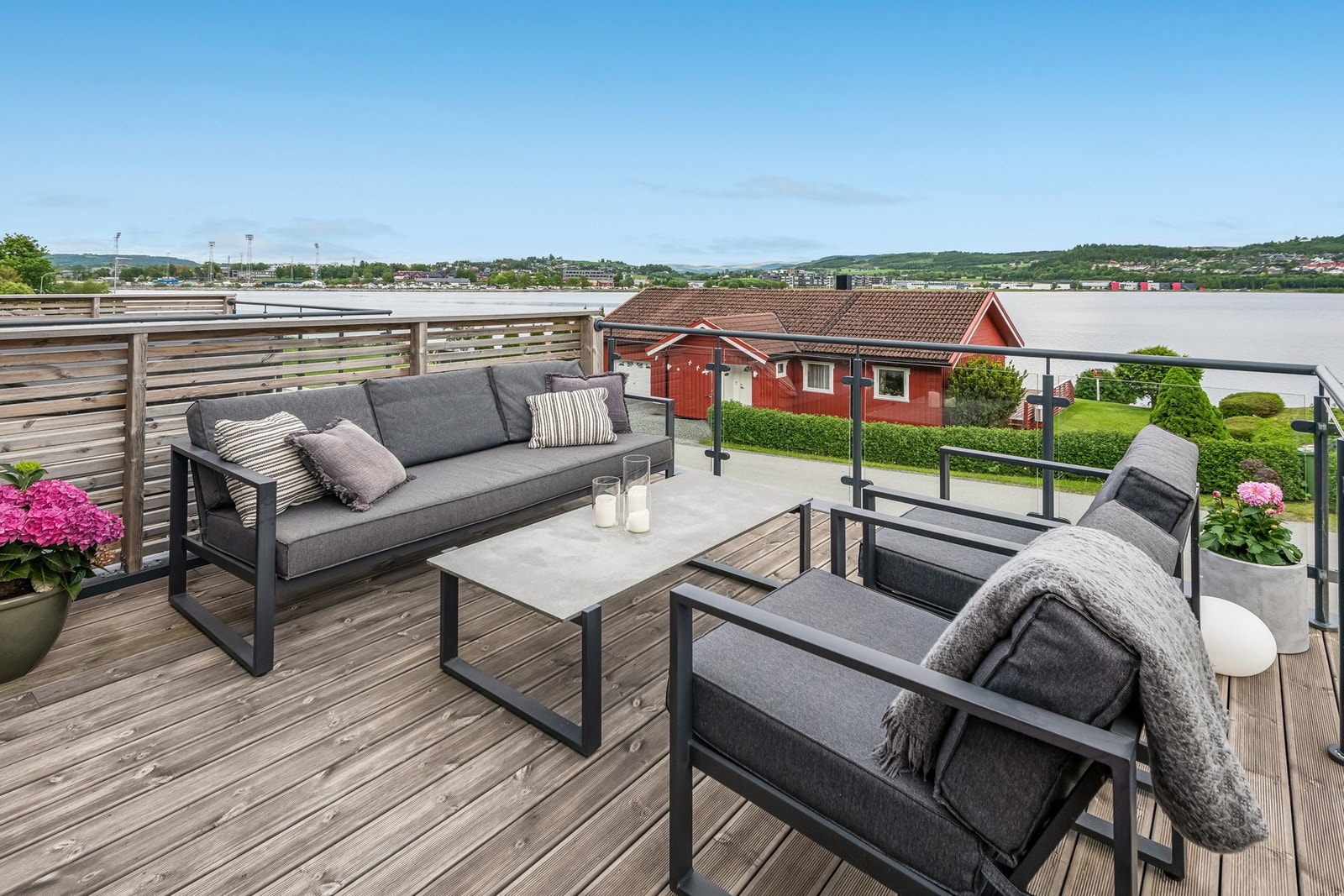 Fra terrassen kan man nyte gode solforhold og flott utsikt Galleribilde
