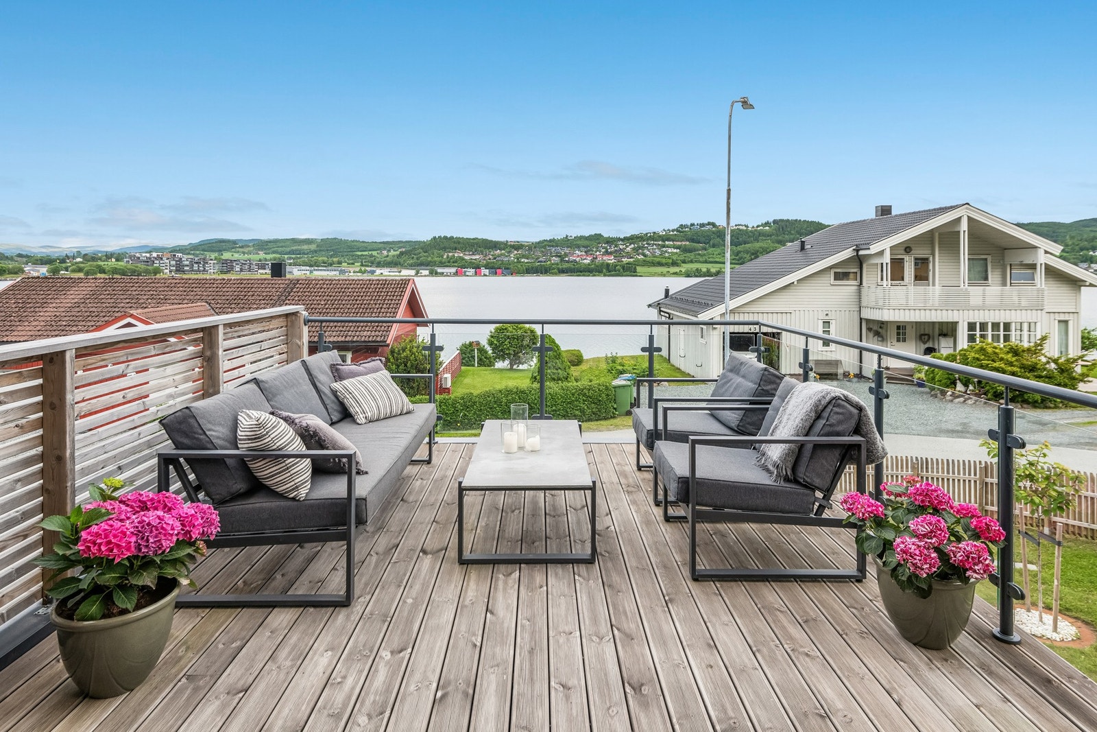 Romslig terrasse med god plass til hagemøbler. Galleribilde