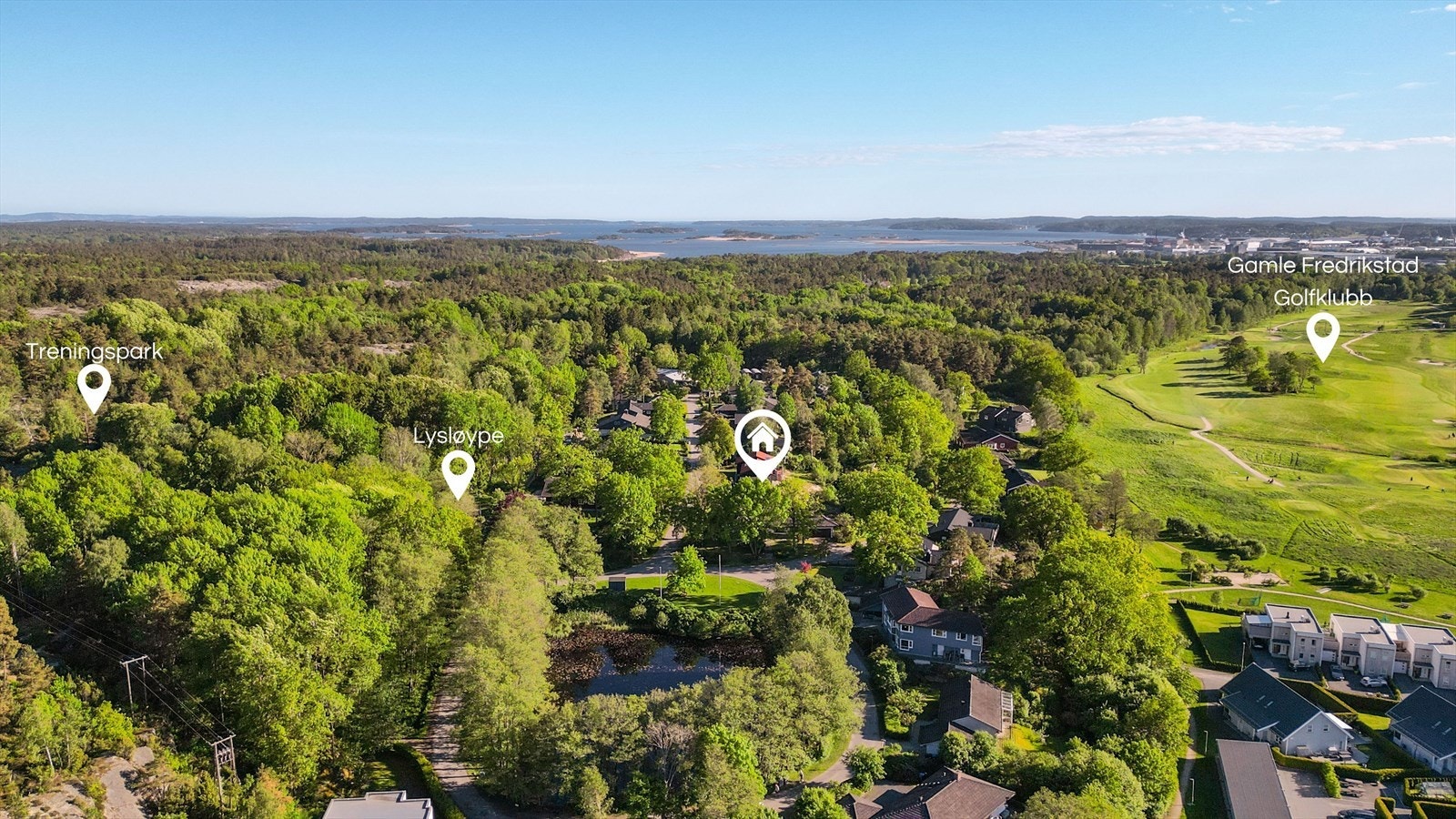 Beliggenheten er idyllisk og svært etterspurt, med utsikt mot en sjarmerende andedam og umiddelbar nærhet til grønne omgivelser. Her bor du i et rolig/etablert område med kort vei til lysløype, turstier og naturopplevelser året rundt. Galleribilde