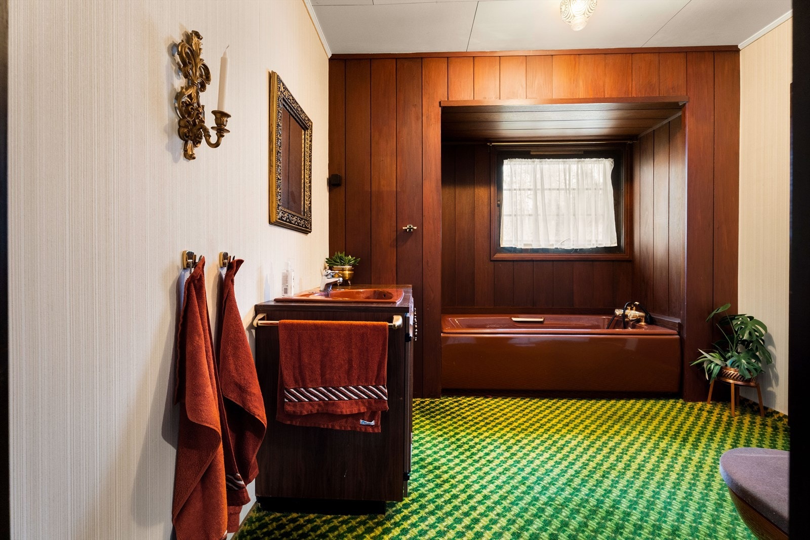 Badet er innredet med badekar, dusjnisje, servant og toalett, samt tilhørende badstue - en gjennomført og sjelden kvalitet som understreker boligens særpreg. Galleribilde