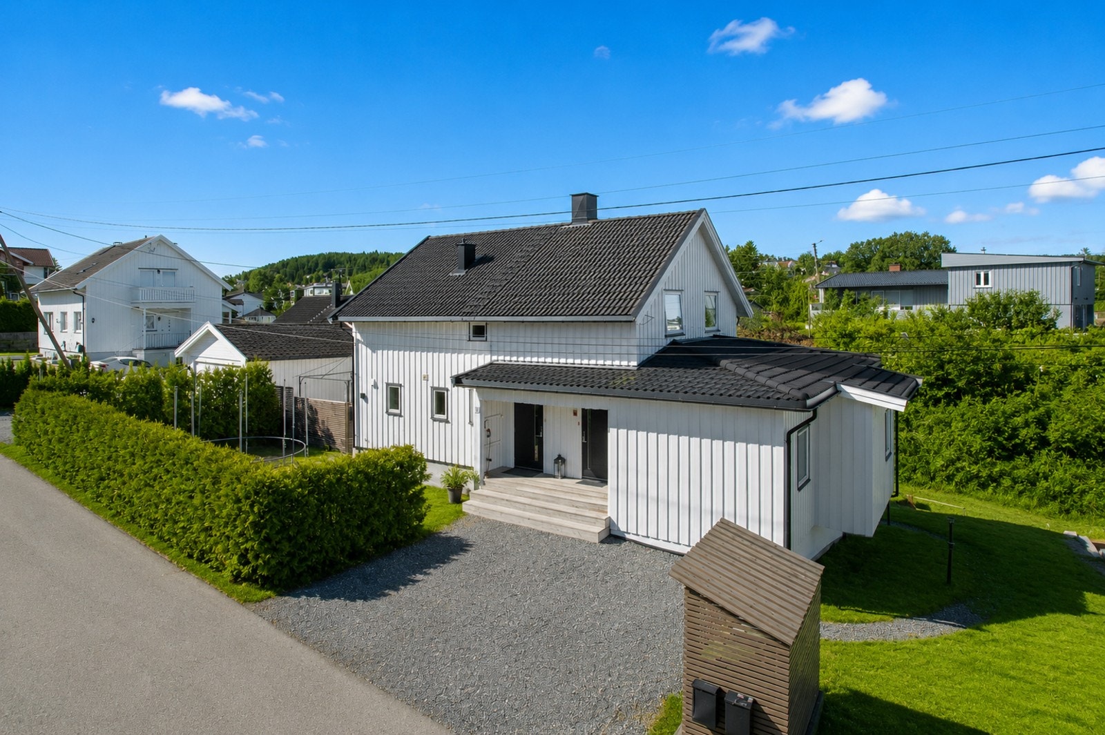 Boligen ligger i 2. etasje og har faste parkeringsplasser foran inngangspartiet (sommerbilder er ai-redigert og avvik kan forekomme). Galleribilde