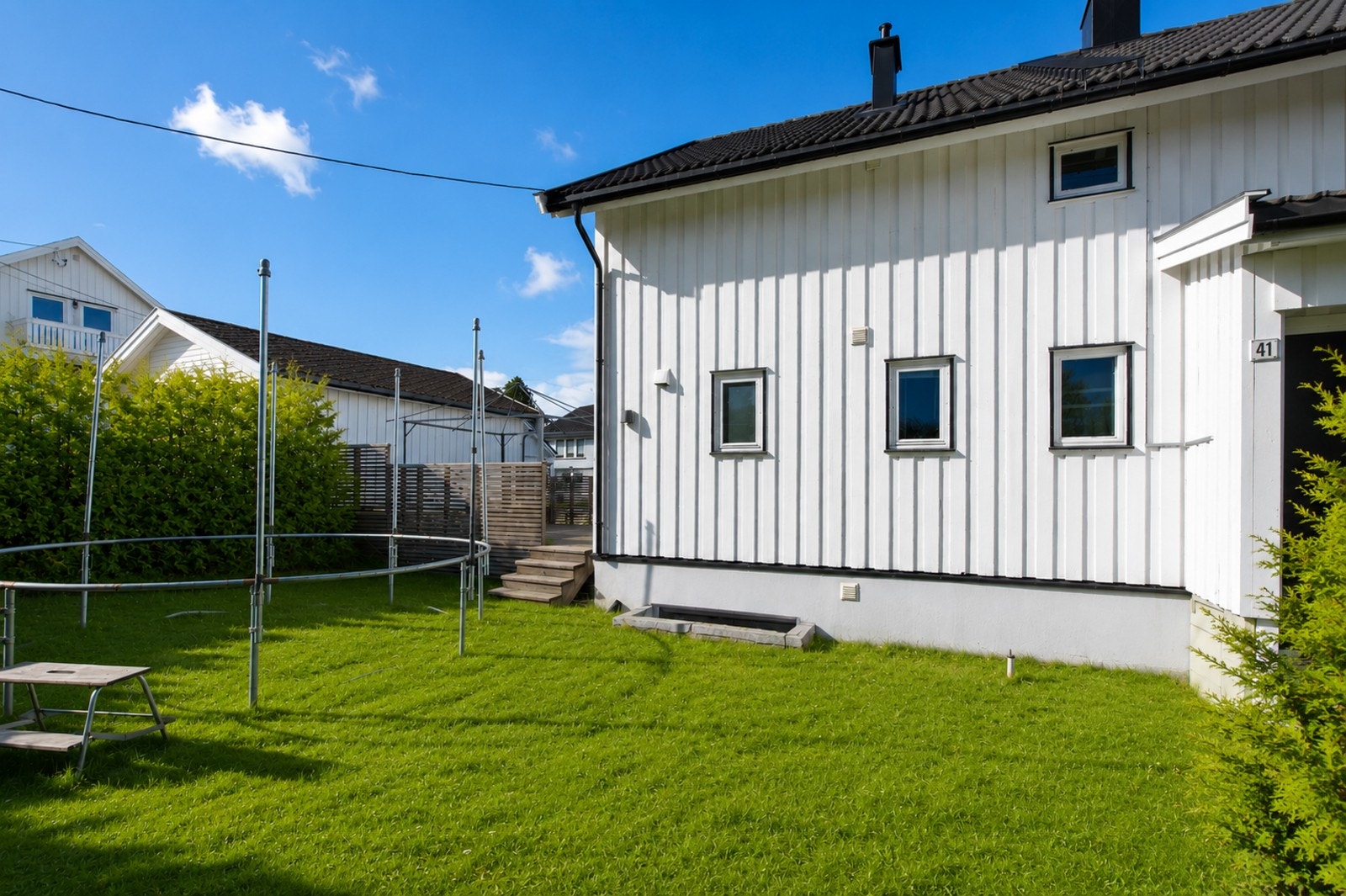Boligen ligger i 2. etasje og har faste parkeringsplasser foran inngangspartiet (sommerbilder er ai-redigert og avvik kan forekomme). Galleribilde