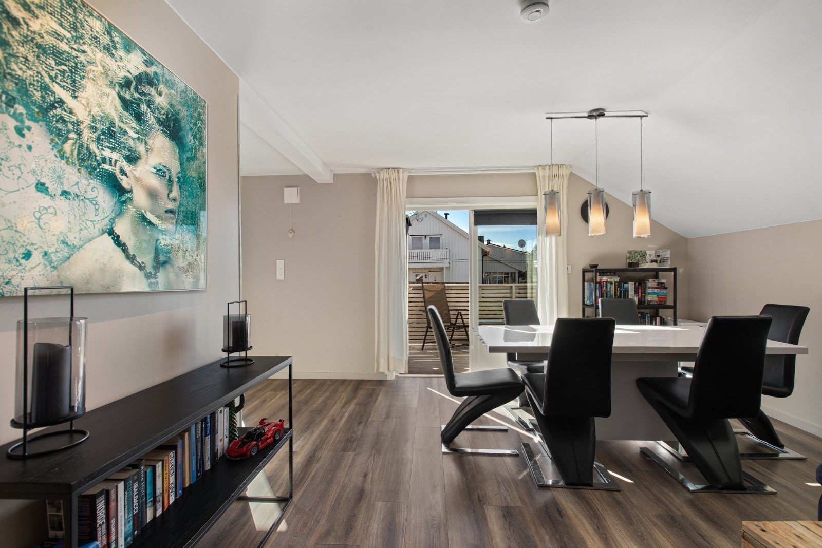 Fra spisestuen er det direkte utgang til balkongen. Galleribilde