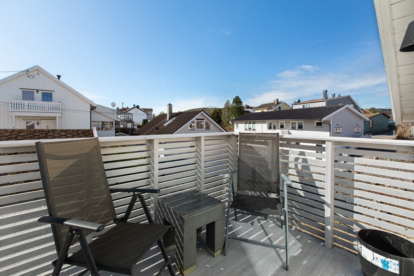 Balkongen på ca. 5,1 m² har plass til en sittegruppe. Galleribilde